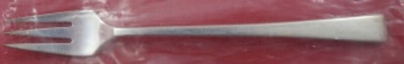 Towle Craftsman Sterling Silver Cocktail Fork 5 3/4 Inch Heirloom: Towle Craftsman Sterling Silver Cocktail Fork 5 3/4 Inch Heirloom Elevate your dining experience with this exquisite Craftsman by Towle Sterling Silver Cocktail Fork. Measuring 5 3/4 inches, this cock