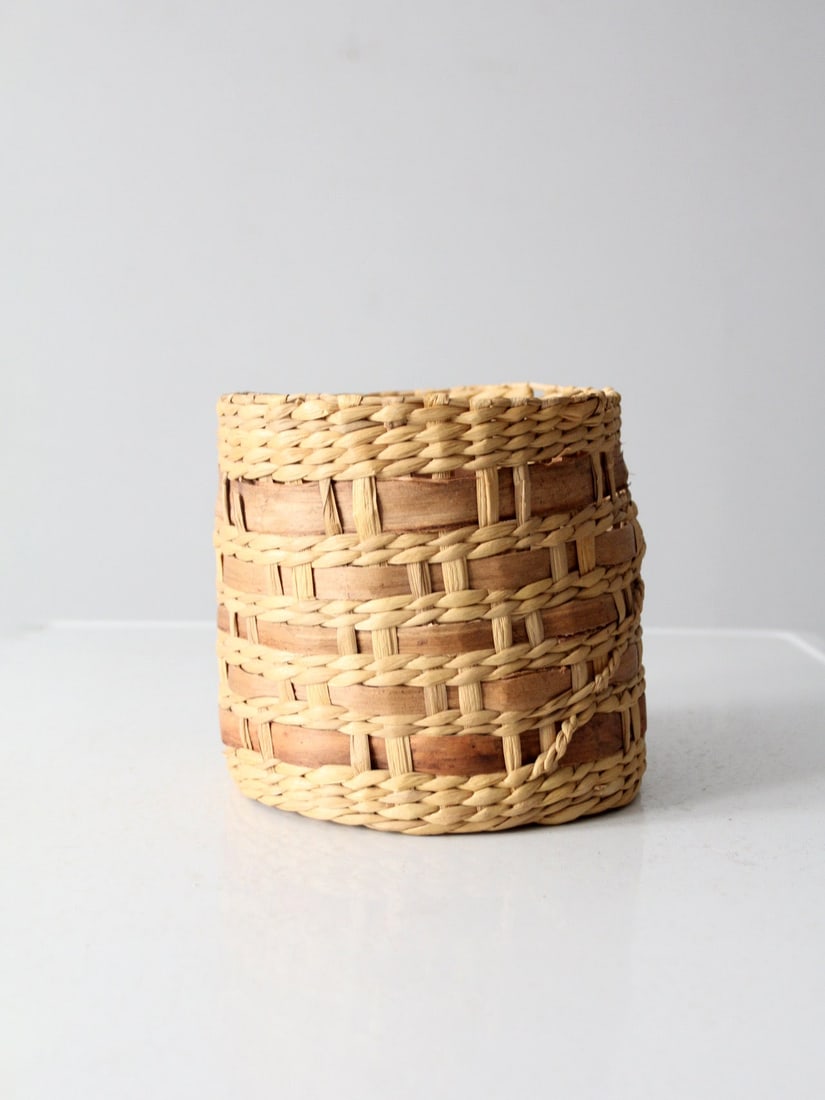 Charming Vintage Woven Basket 8 Inch Round Decorative Storage: Charming Vintage Woven Basket 8 Inch Round Decorative Storage This vintage woven basket showcases a charming rounded design, featuring alternating flat and braided bands that add a subtle texture. The