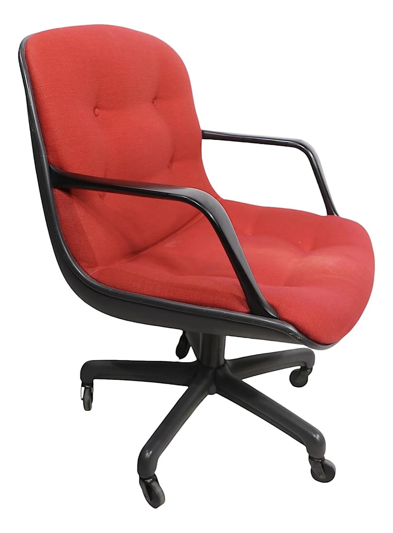 1970s Steelcase Model 451 Swivel Tilt Chair by Randal Buck: 1970s Steelcase Model 451 Swivel Tilt Chair by Randal Buck This classic vintage desk chair, attributed to Randal Buck for Steelcase, model 451, is a prime example of 1970s postmodern design. It featur