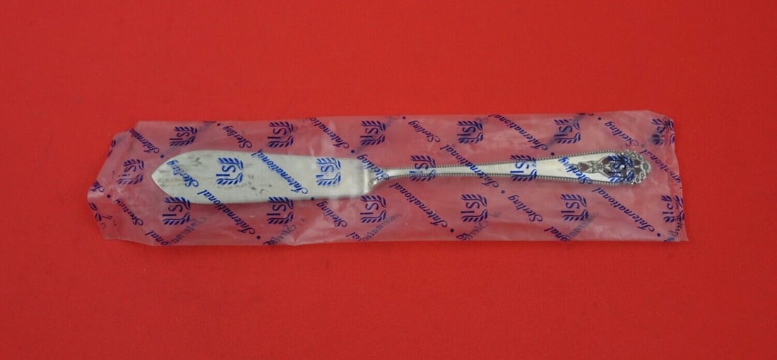 International Sterling Silver Queens Lace Master Butter Knife 7 1/8": International Sterling Silver Queens Lace Master Butter Knife 7 1/8" This exquisite Master Butter Knife, crafted in the elegant Queens Lace pattern by International Sterling, features a flat handle de