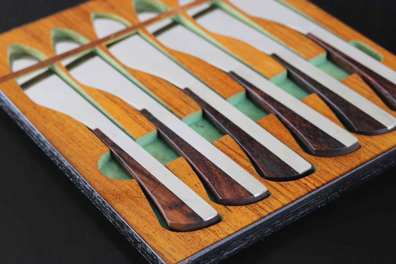 1960s Japanese Mid Century Modern Wall Hanging Knife Set Rosewood: 1960s Japanese Mid Century Modern Wall Hanging Knife Set Rosewood This Mid Century Modern Wall Hanging Knife Set, crafted from exquisite Brazilian rosewood, is a perfect blend of functionality and art
