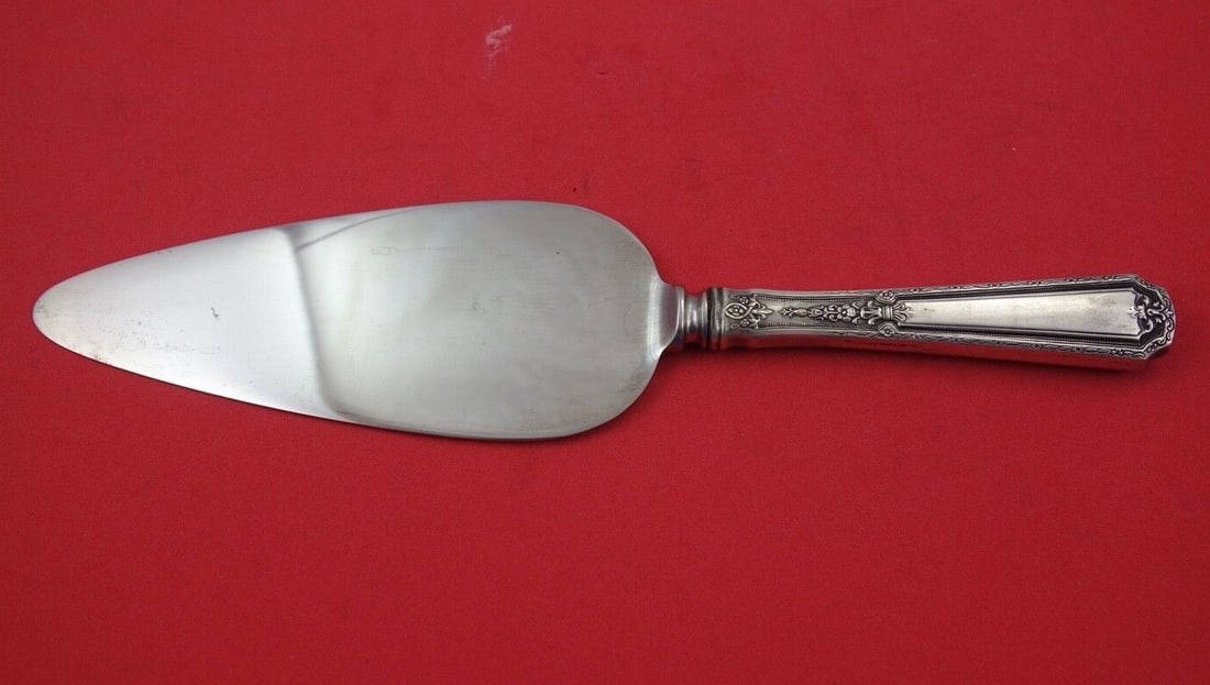 Towle Louis XIV Sterling Silver Cake Server 9 7/8" Hollow Handle: Towle Louis XIV Sterling Silver Cake Server 9 7/8" Hollow Handle Presenting a beautiful cake server in the elegant Louis XIV pattern by Towle. This exquisite piece is crafted from sterling silver with