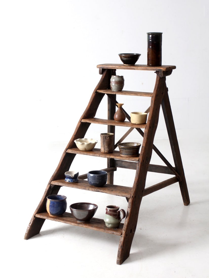 19th Century Antique Library Step Ladder with Decorative Scallop Design: 19th Century Antique Library Step Ladder with Decorative Scallop Design This exquisite 19th century antique library steps ladder serves as both a functional piece and a decorative accent. Crafted from