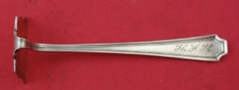Rare Durgin-Gorham Fairfax Sterling Silver Baby Food Pusher 3 7/8": Rare Durgin-Gorham Fairfax Sterling Silver Baby Food Pusher 3 7/8" Discover the timeless elegance of the Fairfax Baby Food Pusher, crafted from sterling silver by Durgin-Gorham. This exquisite piece,