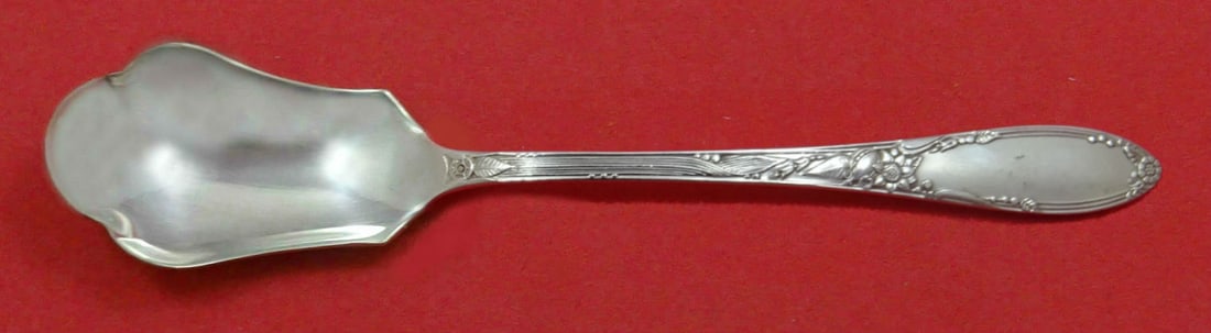 Oneida Virginian Sterling Silver Relish Scoop Custom Made 5.75": Oneida Virginian Sterling Silver Relish Scoop Custom Made 5.75" This exquisite relish scoop is crafted from sterling silver and features the elegant Virginian pattern by Oneida. Measuring 5 3/4 inches