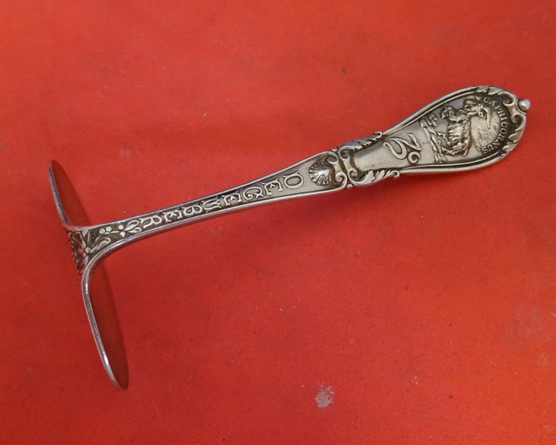Gorham Zodiac Sterling Silver Baby Food Pusher Capricorn 4 1/4": Gorham Zodiac Sterling Silver Baby Food Pusher Capricorn 4 1/4" This exquisite Zodiac by Gorham sterling silver baby food pusher is a charming addition to any collection. Crafted in the early to mid-2