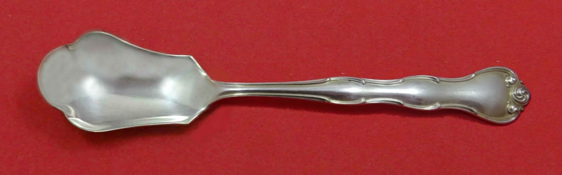 Gorham Rondo Sterling Silver Custom Made Relish Scoop 5 3/4": Gorham Rondo Sterling Silver Custom Made Relish Scoop 5 3/4" Introducing the exquisite Rondo relish scoop from Gorham, crafted from high-quality sterling silver. This custom-made serving piece measure