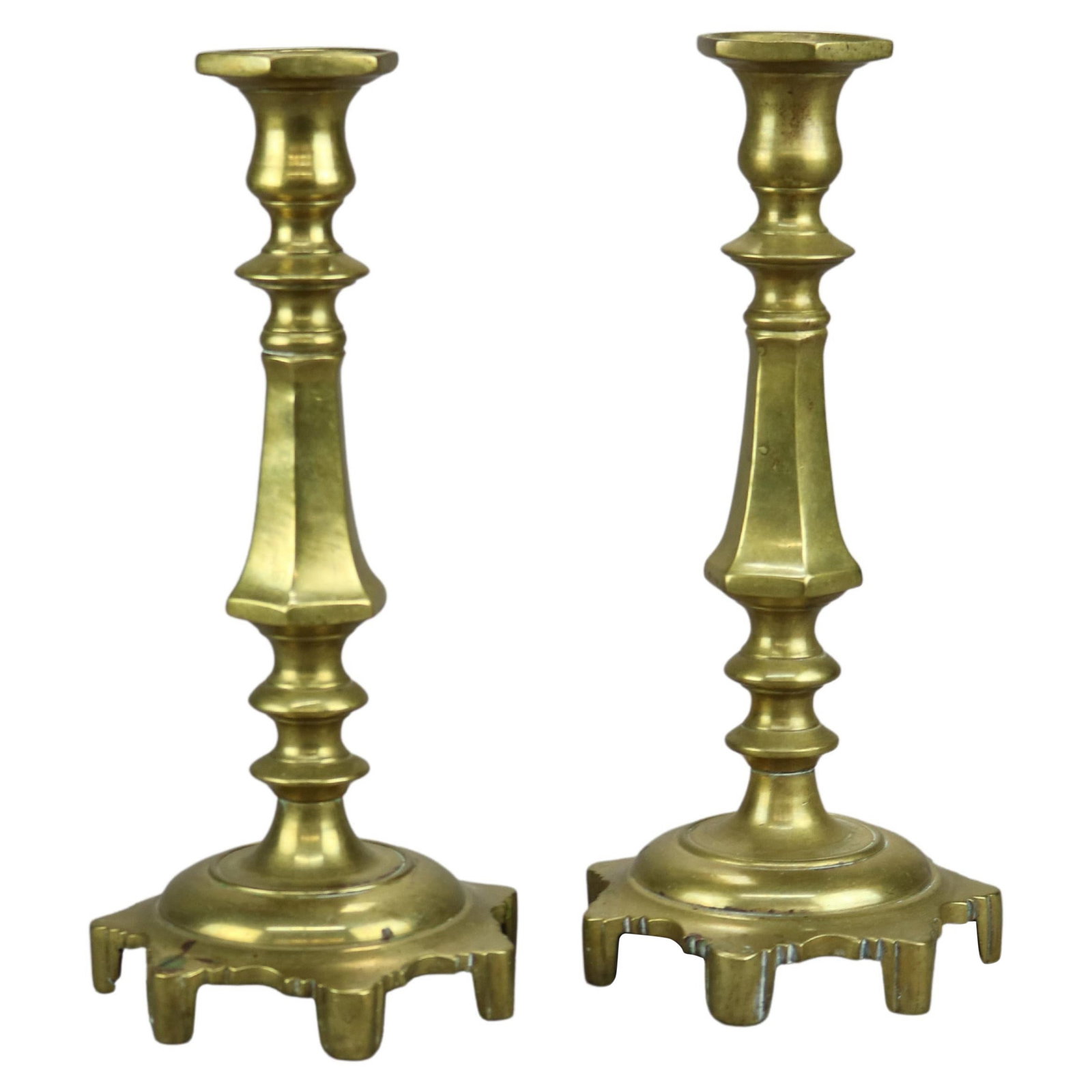 19th Century American Colonial Brass Balustrade Candlestick Pair: 19th Century American Colonial Brass Balustrade Candlestick Pair This exquisite antique pair of early American brass candlesticks showcases the craftsmanship of the 19th century. Crafted from cast bra