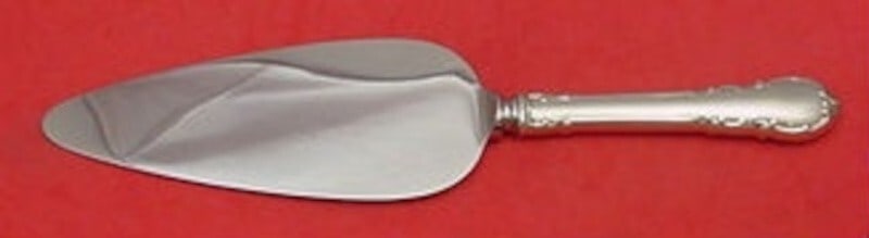 Lunt Modern Victorian Sterling Silver Cake Server 9 3/4": Lunt Modern Victorian Sterling Silver Cake Server 9 3/4" This exquisite cake server features the elegant Modern Victorian pattern by Lunt, crafted from high-quality sterling silver. The server measure