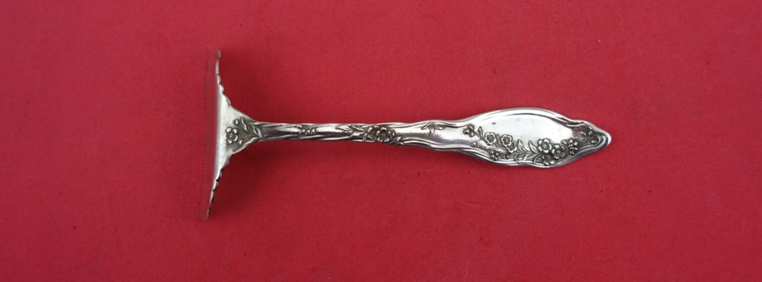 International Sterling Silver Mille Fleurs Baby Food Pusher 3 7/8": International Sterling Silver Mille Fleurs Baby Food Pusher 3 7/8" This exquisite baby food pusher from the Mille Fleurs pattern by International Sterling is a charming addition to any collection. Cra