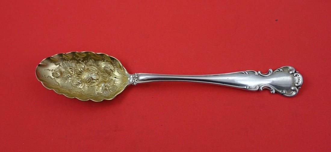Alvin Flanders Old Sterling Silver Berry Spoon Gold Wash 8 3/8": Alvin Flanders Old Sterling Silver Berry Spoon Gold Wash 8 3/8" Discover the elegance of the Flanders Old serving spoon by Alvin Simons. Crafted from high-quality sterling silver, this beautiful berry
