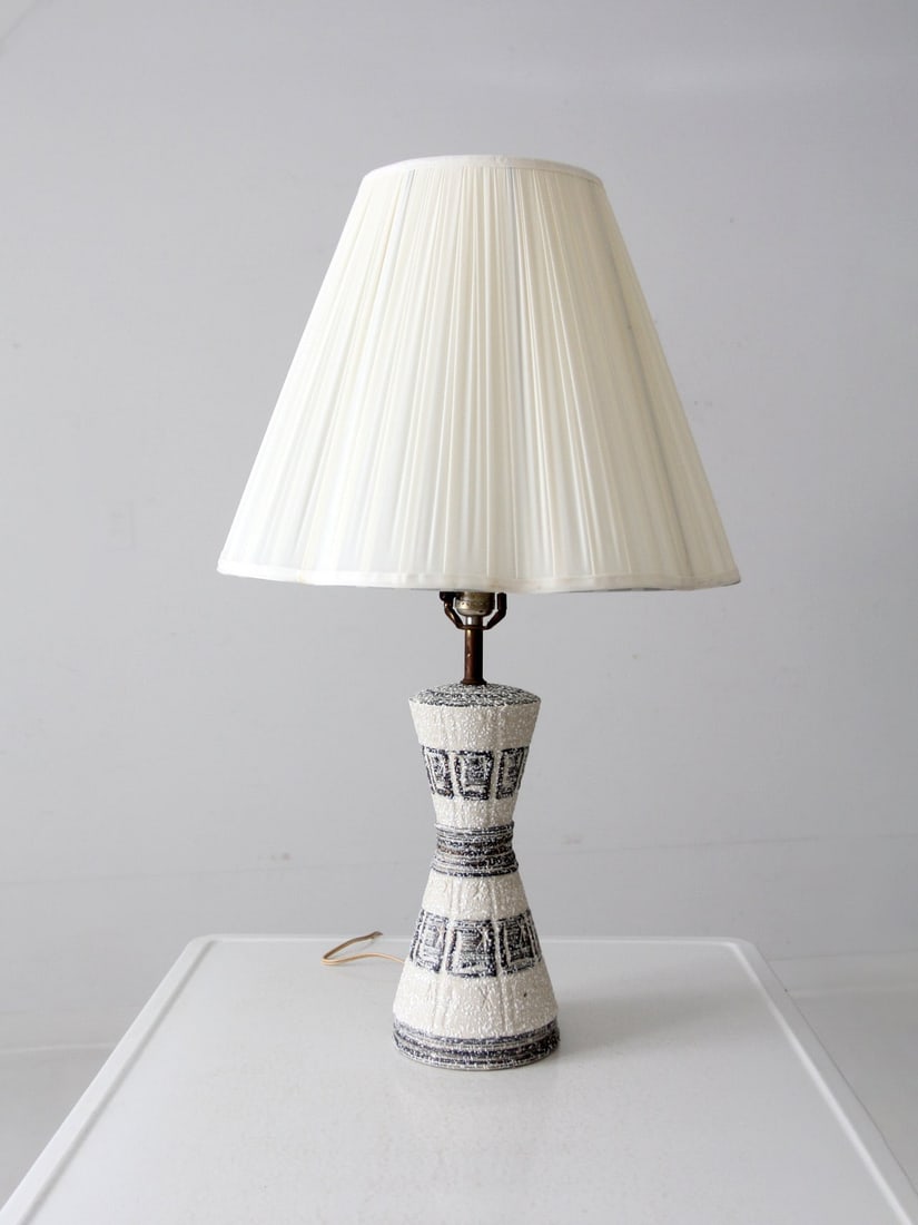 Mid-Century Atomic Age MCM Ceramic Table Lamp Hourglass Design: Mid-Century Atomic Age MCM Ceramic Table Lamp Hourglass Design Illuminate your space with this stunning mid-20th century atomic age table lamp, featuring a captivating hourglass design. Crafted from p