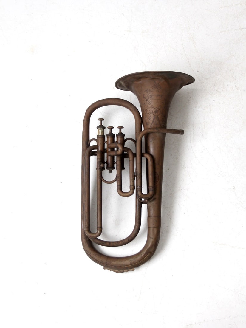 Antique Beau Ideal Baritone Horn Floral Engraving Copper Finish: Antique Beau Ideal Baritone Horn Floral Engraving Copper Finish This Antique Beau Ideal Baritone horn, marked "Beau Ideal, Chicago," is a distinguished piece from the Lyon & Healy brand, dating back t