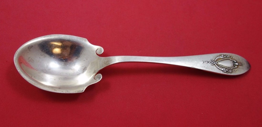 Lunt Mount Vernon Sterling Silver Preserve Spoon 7 1/8 Inch: Lunt Mount Vernon Sterling Silver Preserve Spoon 7 1/8 Inch This elegant Mount Vernon by Lunt sterling silver preserve spoon measures 7 1/8 inches in length. Crafted between 1900 and 1940, this servin