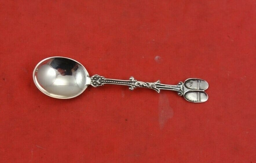 Vintage Dutch .833 Silver Master Salt Spoon 3 Inch Missing Shoes: Vintage Dutch .833 Silver Master Salt Spoon 3 Inch Missing Shoes This vintage Dutch salt spoon is crafted from .833 silver, showcasing a master design. Measuring 3 inches in length, this exquisite pie