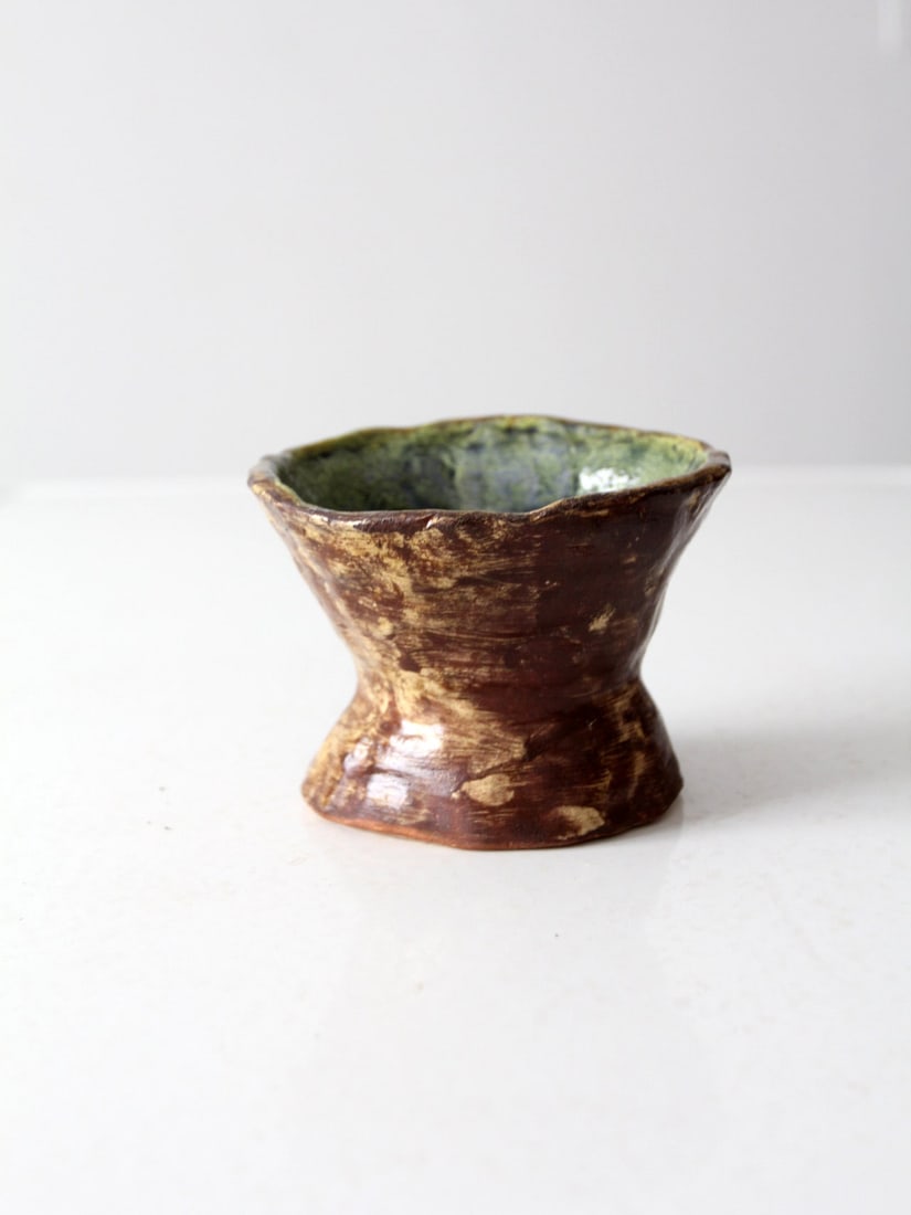 Signed Vintage Studio Pottery Pedestal Bowl Mottled Brown Glaze: Signed Vintage Studio Pottery Pedestal Bowl Mottled Brown Glaze This vintage studio pottery pedestal bowl showcases a unique hour-glass shape with a sturdy pedestal base and an open top basin. The ext