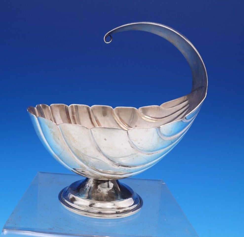 Tane Sterling Silver Shell Grape Arbor Bowl 6.45oz: Tane Sterling Silver Shell Grape Arbor Bowl 6.45oz This exquisite Shell by Tane Mexican Sterling Silver Grape Arbor Bowl is a stunning addition to any collection. Crafted by the renowned brand Tane, t