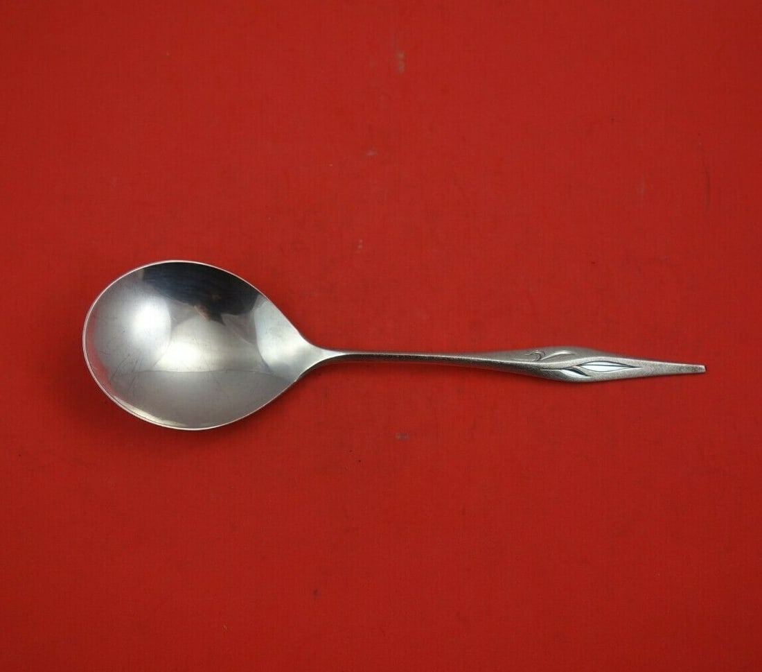 Wallace Still Mood Sterling Silver Berry Spoon 9.5 Vintage Serving: Wallace Still Mood Sterling Silver Berry Spoon 9.5 Vintage Serving This vintage serving spoon is a beautiful example of the Still Mood pattern by Wallace. Crafted from high-quality sterling silver, th