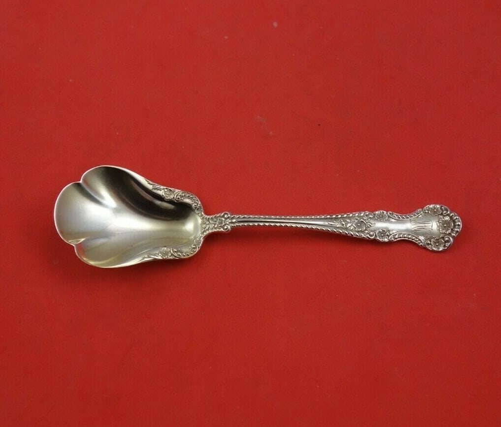 Gorham Cambridge Sterling Silver Gold Washed Fluted Sugar Spoon 5 7/8": Gorham Cambridge Sterling Silver Gold Washed Fluted Sugar Spoon 5 7/8" This exquisite sugar spoon from the Cambridge pattern by Gorham is crafted from sterling silver with a gold wash, showcasing a be
