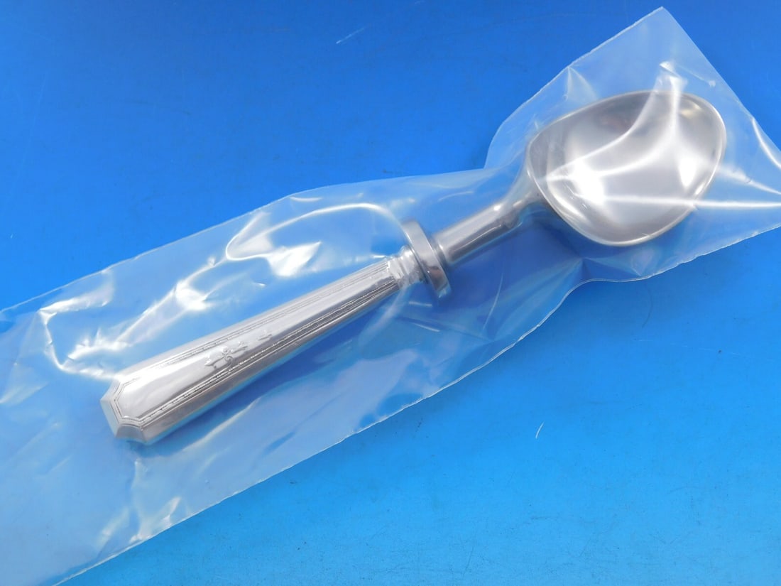 Durgin-Gorham Colfax Sterling Silver Ice Cream Scoop 7 1/4 Custom Made: Durgin-Gorham Colfax Sterling Silver Ice Cream Scoop 7 1/4 Custom Made Experience the elegance of the Colfax pattern by Durgin-Gorham with this sterling silver ice cream scoop. Measuring at 7 1/4 inch