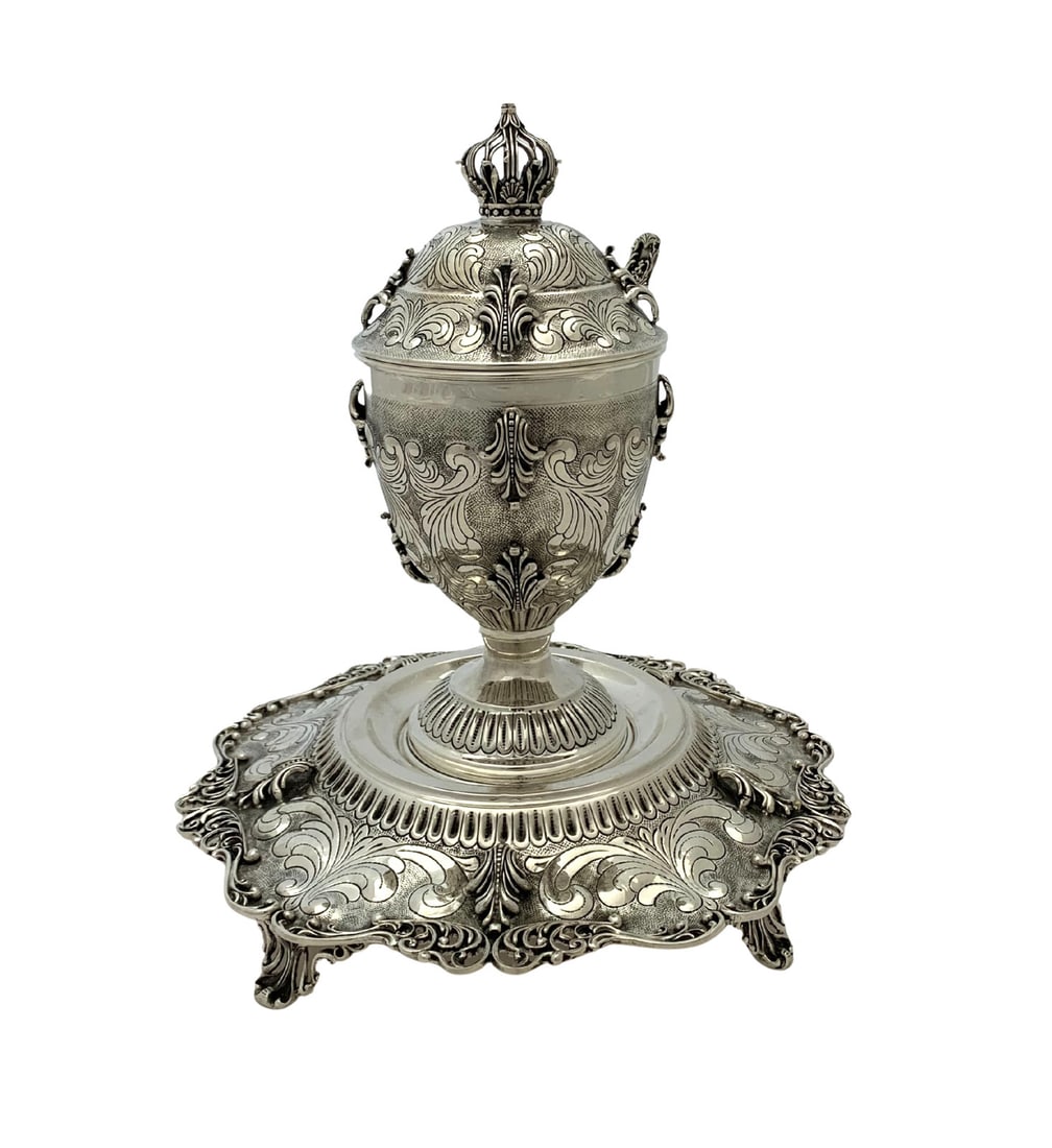 Handmade 925 Sterling Silver Leaf Applique Honey Dish & Tray Set: Handmade 925 Sterling Silver Leaf Applique Honey Dish & Tray Set This exquisite honey dish and tray set is crafted from fine 925 sterling silver and features a stunning glass insert. The piece showcas