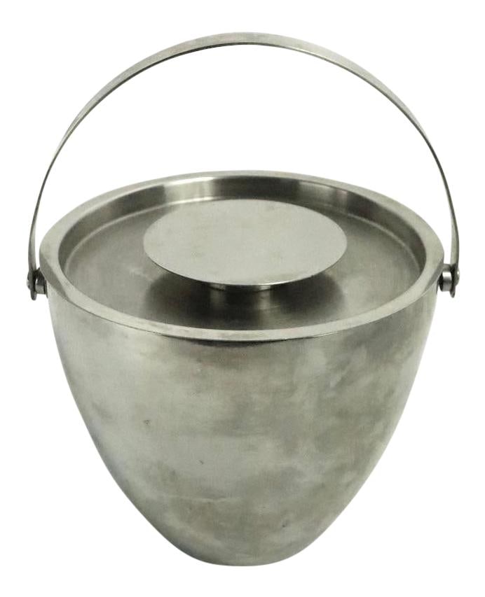 Modernist Stainless Steel Ice Bucket Arne Jacobsen for Stelton with Tongs: Modernist Stainless Steel Ice Bucket Arne Jacobsen for Stelton with Tongs This modernist stainless steel ice bucket, inspired by the designs of Arne Jacobsen for Stelton, combines functionality with s
