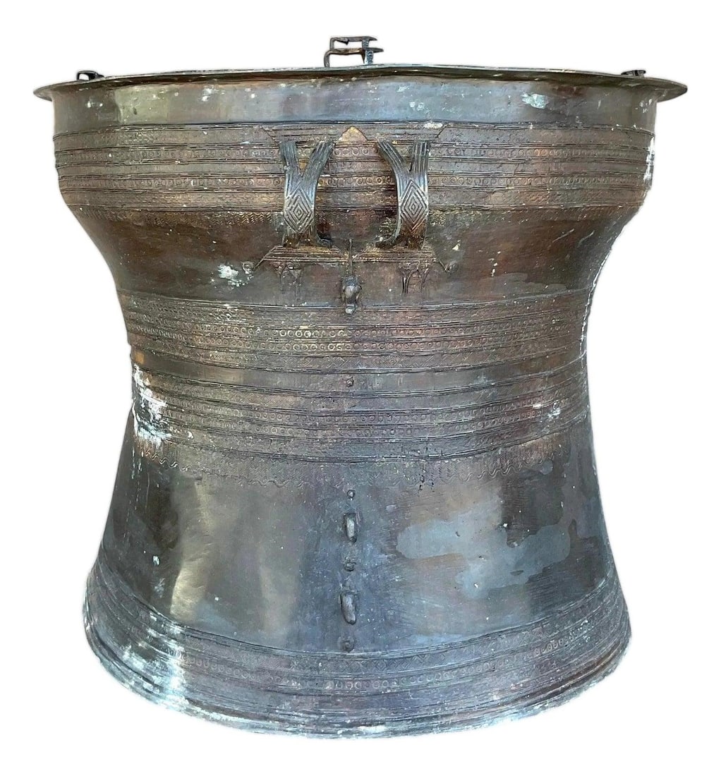 Vintage Boho Burmese Bronze Rain Drum Mid 20th Century: Vintage Boho Burmese Bronze Rain Drum Mid 20th Century This mid-20th century vintage Boho Burmese rain drum showcases an exquisite patinated bronze frame, adorned with intricate metal work. Its stunni