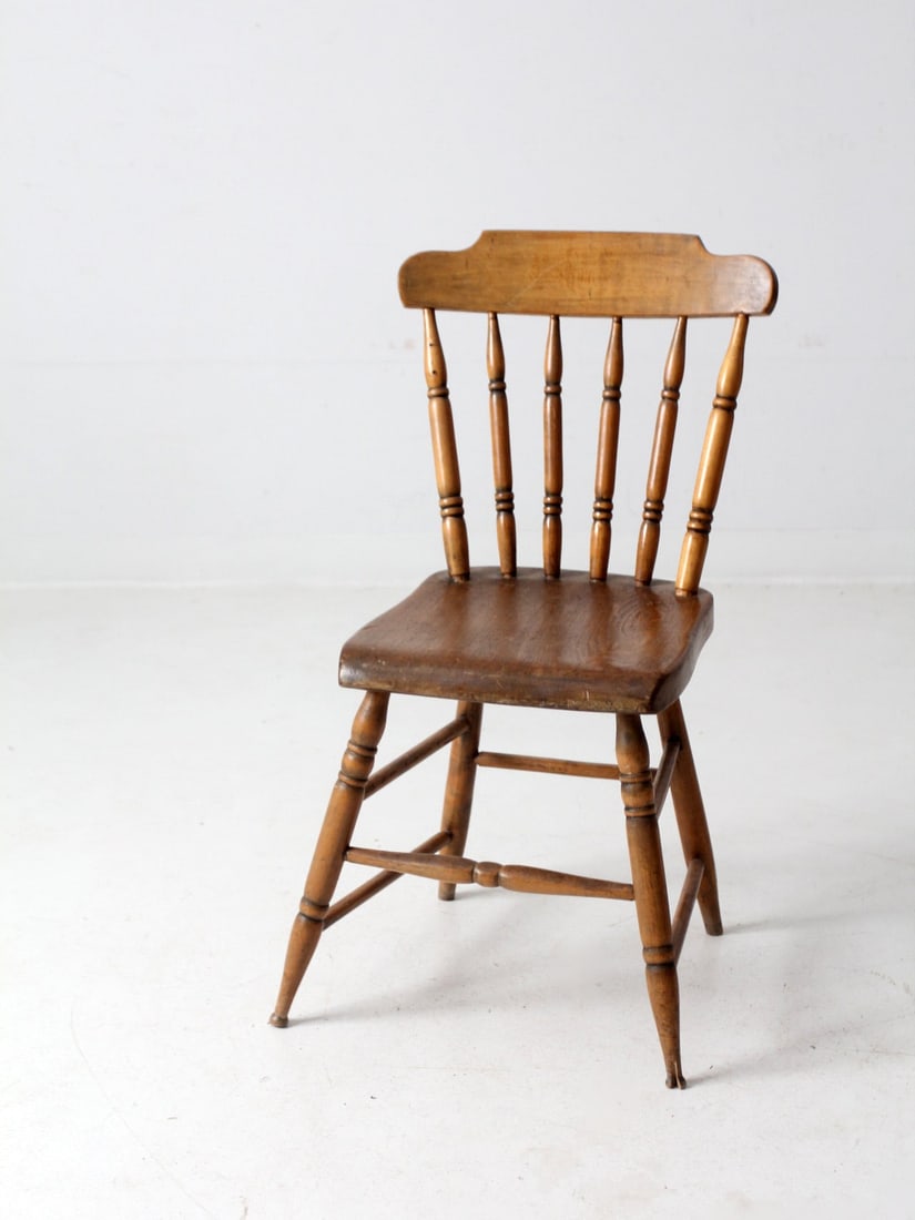 Vintage Windsor Spindle Back Dining Chair Rustic Lodge Style: Vintage Windsor Spindle Back Dining Chair Rustic Lodge Style This vintage lodge style Windsor dining chair exudes rustic charm with its classic turned spindle back, splay legs, and sturdy plank seat.