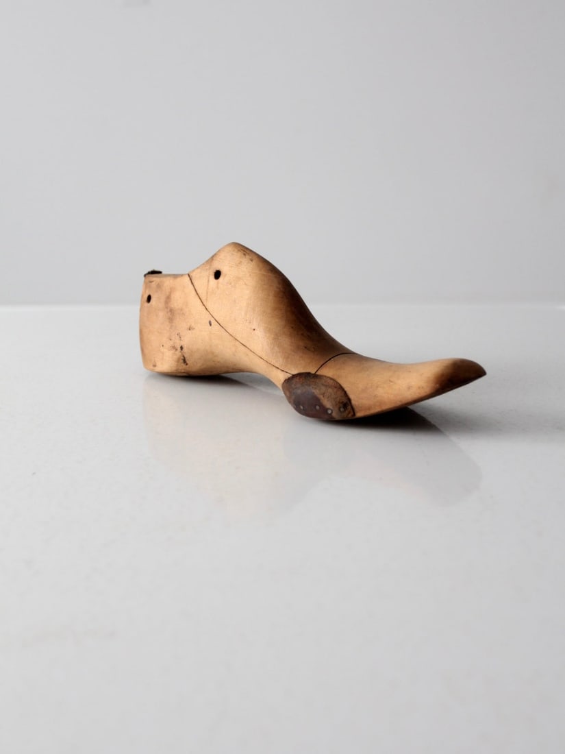 Vintage 20th Century Wooden Cobbler Shoe Form Sculptural Display: Vintage 20th Century Wooden Cobbler Shoe Form Sculptural Display Discover this exquisite early 20th-century wooden cobbler's shoe form, showcasing a slender and sculptural design with leather-reinforc