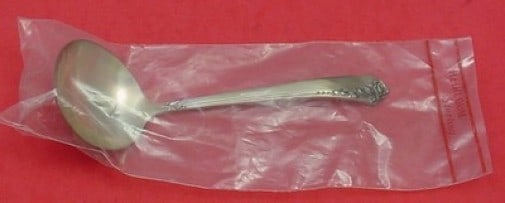 Oneida Damask Rose Sterling Silver Gravy Ladle 6.5 Inches Unused: Oneida Damask Rose Sterling Silver Gravy Ladle 6.5 Inches Unused This exquisite gravy ladle is part of the Damask Rose pattern by Oneida, crafted from high-quality sterling silver. Measuring 6 1/2 inc