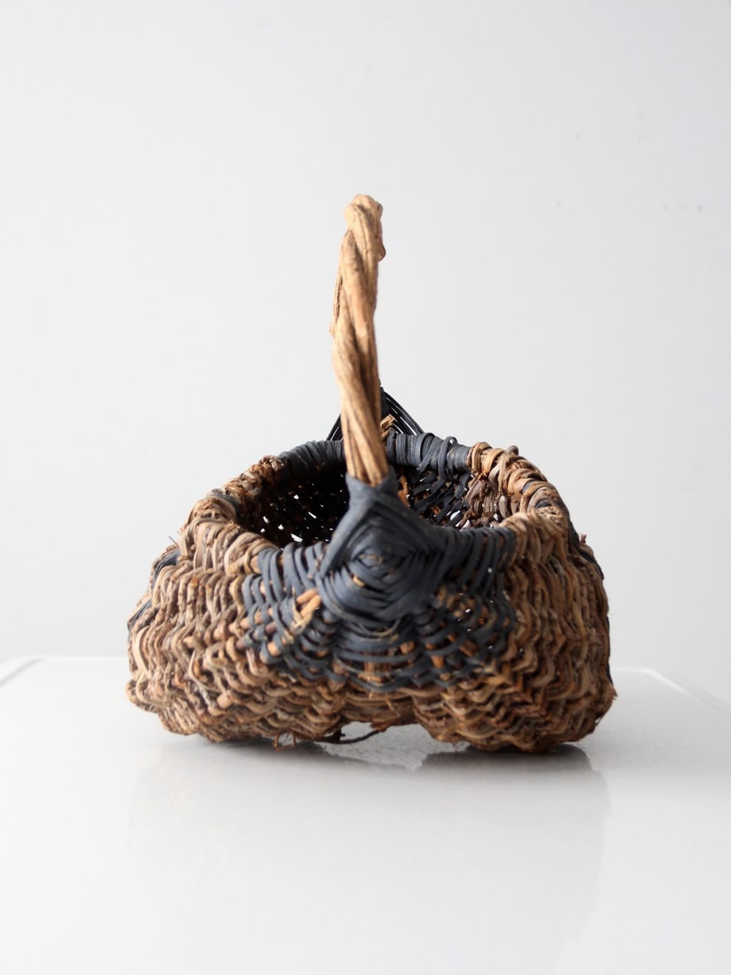 Primitive Blue Accent Gathering Basket with Arched Wooden Handle: Primitive Blue Accent Gathering Basket with Arched Wooden Handle This vintage blue buttocks basket features a traditional double form and an arched wood handle, commonly found in classic gathering bas
