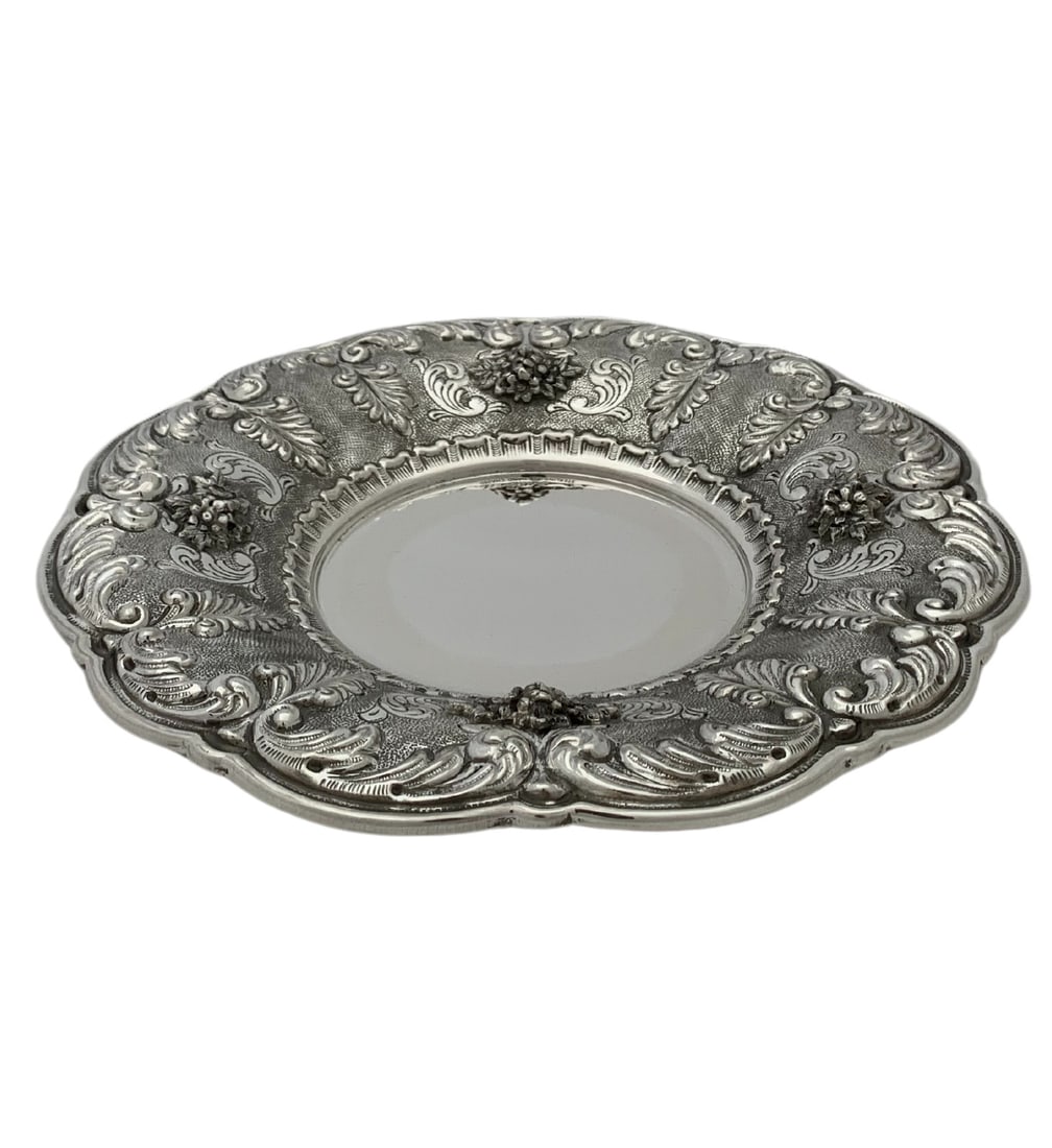 925 Sterling Silver Round Tray with Floral Leaf Applique Design: 925 Sterling Silver Round Tray with Floral Leaf Applique Design This exquisite 925 Sterling Silver handmade plate tray showcases intricate floral and leaf applique designs with ornate swirls. Crafted