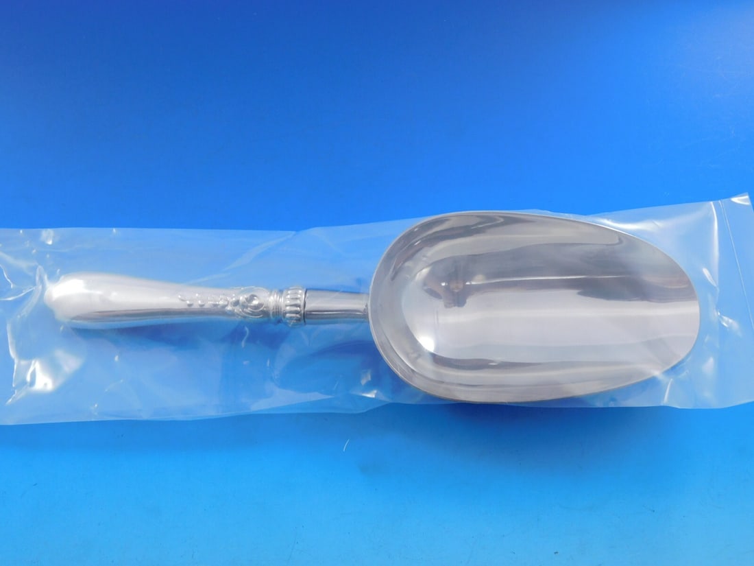 Lunt Nellie Custis Sterling Silver Ice Scoop Custom Made 9": Lunt Nellie Custis Sterling Silver Ice Scoop Custom Made 9" This exquisite ice scoop features the elegant Nellie Custis pattern by Lunt, crafted from high-quality sterling silver. It boasts a hollow h