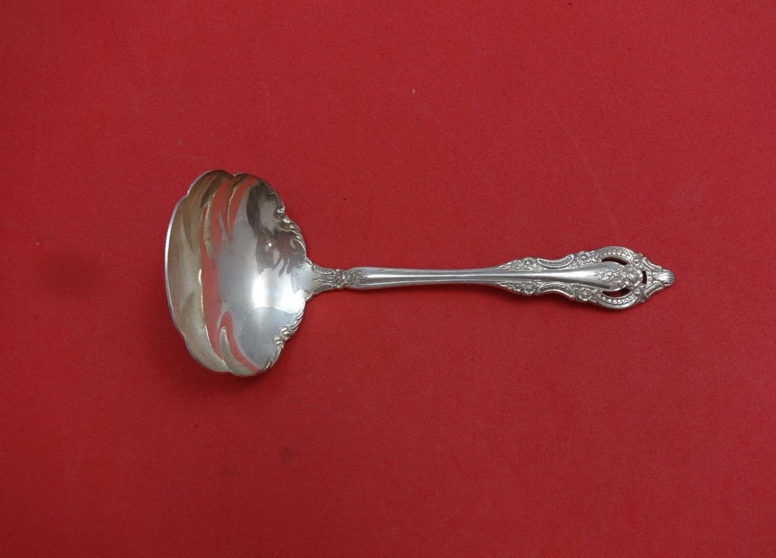 Oneida Mediterranea Sterling Silver Gravy Ladle Fluted Bowl 6 1/4": Oneida Mediterranea Sterling Silver Gravy Ladle Fluted Bowl 6 1/4" This exquisite gravy ladle from Oneida's Mediterranea pattern is crafted from high-quality sterling silver. Featuring a beautifully f