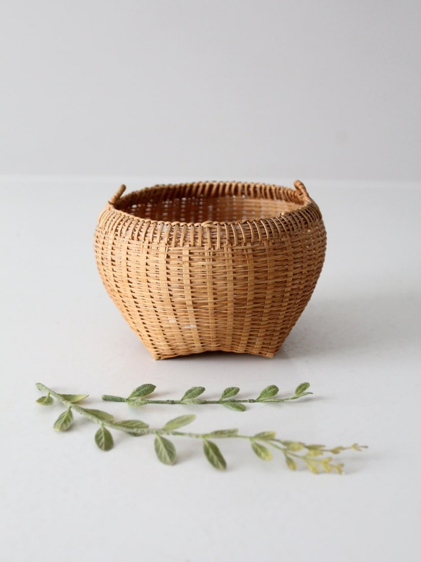 Charming Vintage Handwoven Basket 5.75 Inch Diameter Rustic Decor (1 of 13)