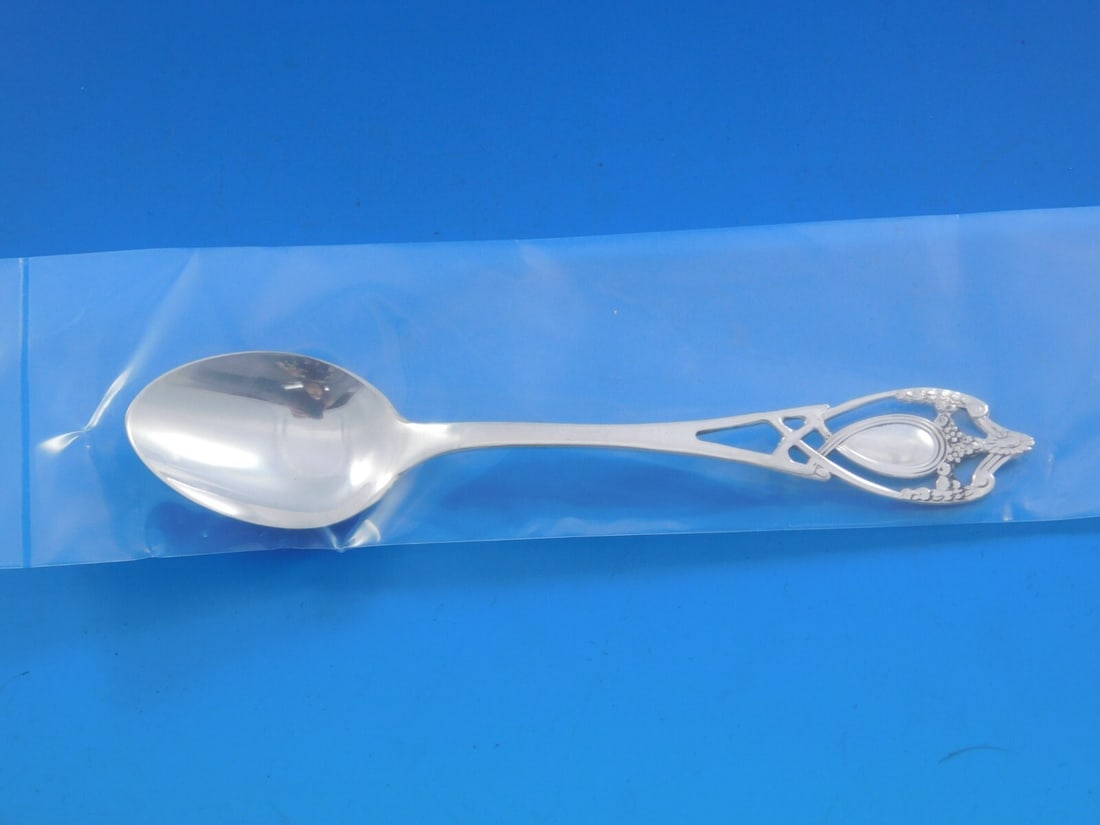 Lunt Monticello Sterling Silver Custom Infant Feeding Spoon 5 3/8": Lunt Monticello Sterling Silver Custom Infant Feeding Spoon 5 3/8" This exquisite infant feeding spoon is part of the Monticello pattern by Lunt, crafted from high-quality sterling silver. Measuring 5