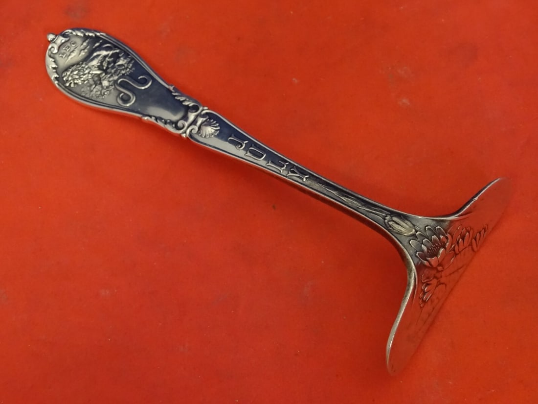 Gorham Zodiac Sterling Silver Baby Food Pusher Leo July 4 1/4: Gorham Zodiac Sterling Silver Baby Food Pusher Leo July 4 1/4 This exquisite Baby Food Pusher, crafted by Gorham, features the "Leo" design from the Zodiac pattern. Made of high-quality sterling silve