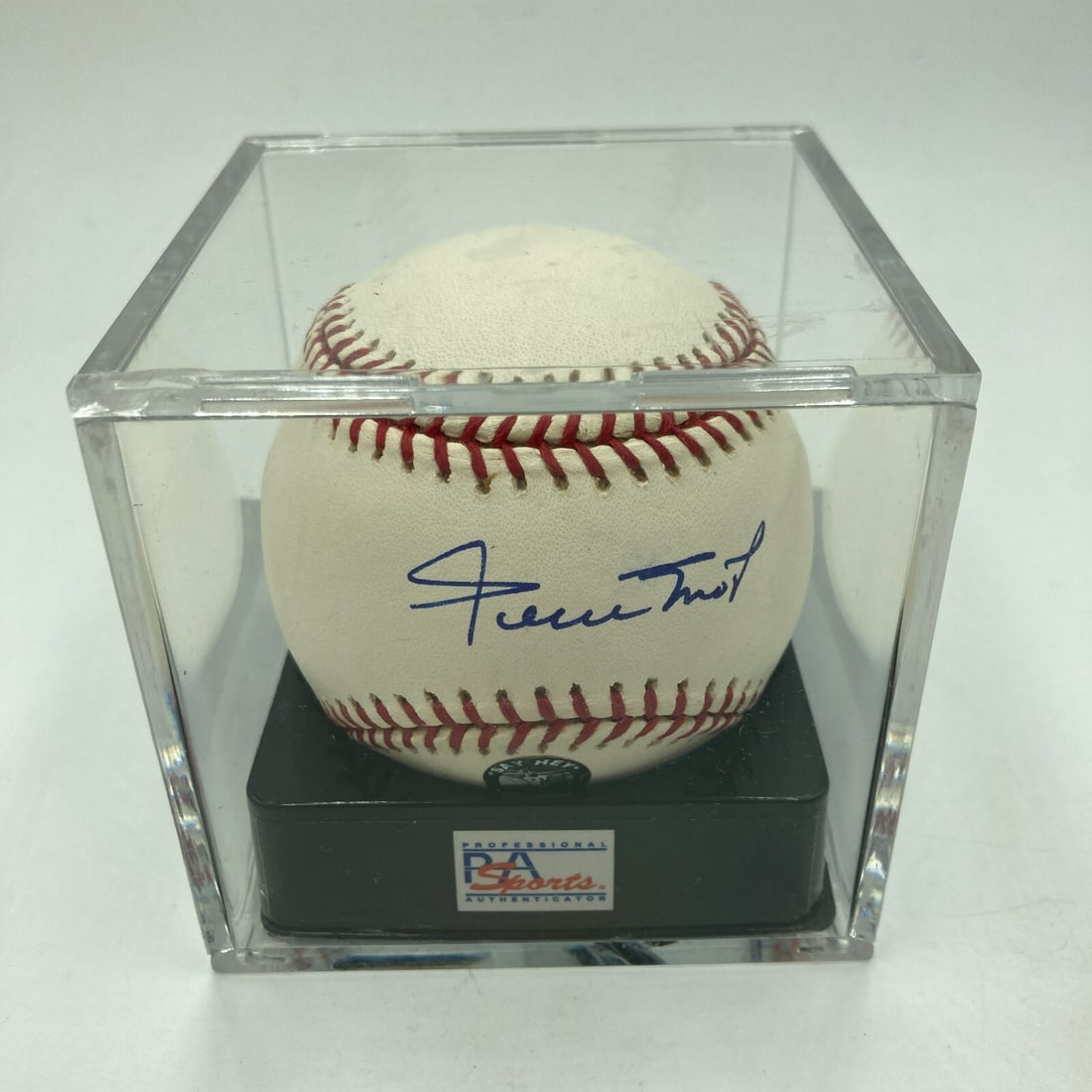 Willie Mays Signed Baseball PSA DNA 9.5 MINT New York Giants: Willie Mays Signed Baseball PSA DNA 9.5 MINT New York Giants This is an original Major League Baseball signed by the legendary Willie Mays, authenticated by Professional Sports Authenticator (PSA) and