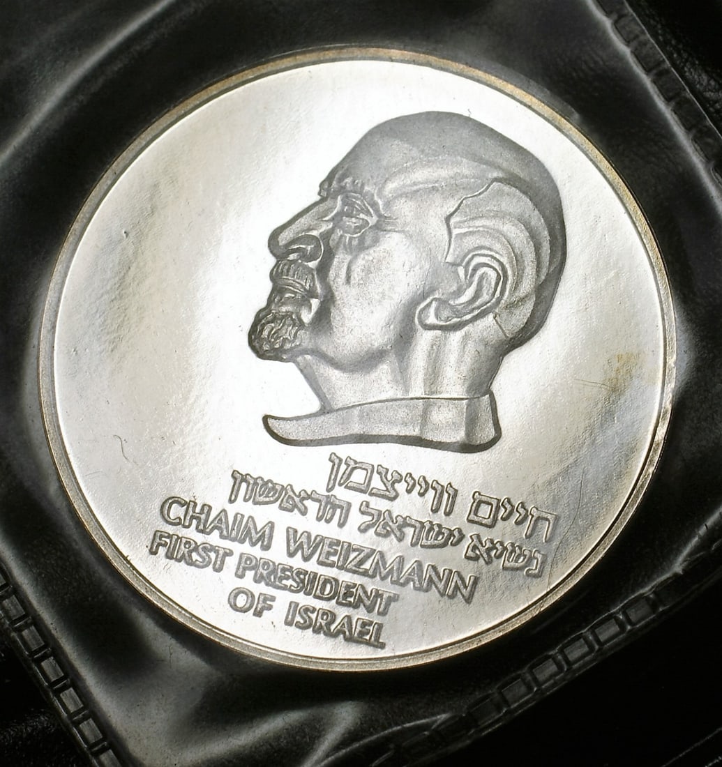 1975 Weizmann .935 Silver Medal Israel Uncirculated COA OGP Box: 1975 Weizmann .935 Silver Medal Israel Uncirculated COA OGP Box This is a 1975 Weizmann Medal from Israel, composed of .935 fine silver. The medal is uncirculated and comes with its original governmen