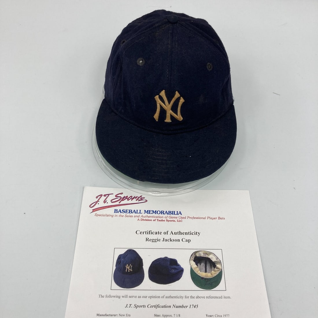 Reggie Jackson Signed Game Used 1977 Yankees Hat with COA: Reggie Jackson Signed Game Used 1977 Yankees Hat with COA This is an extremely rare game-used hat from Reggie Jackson during the 1977 World Series season with the New York Yankees. The hat is a New Er