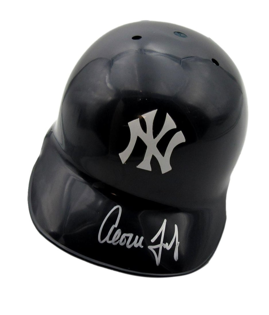 Aaron Judge Autographed Yankees MLB Batting Helmet PSA/DNA 197428: Aaron Judge Autographed Yankees MLB Batting Helmet PSA/DNA 197428 This original autographed MLB batting helmet features the signature of Aaron Judge, the renowned New York Yankees player. Designed for