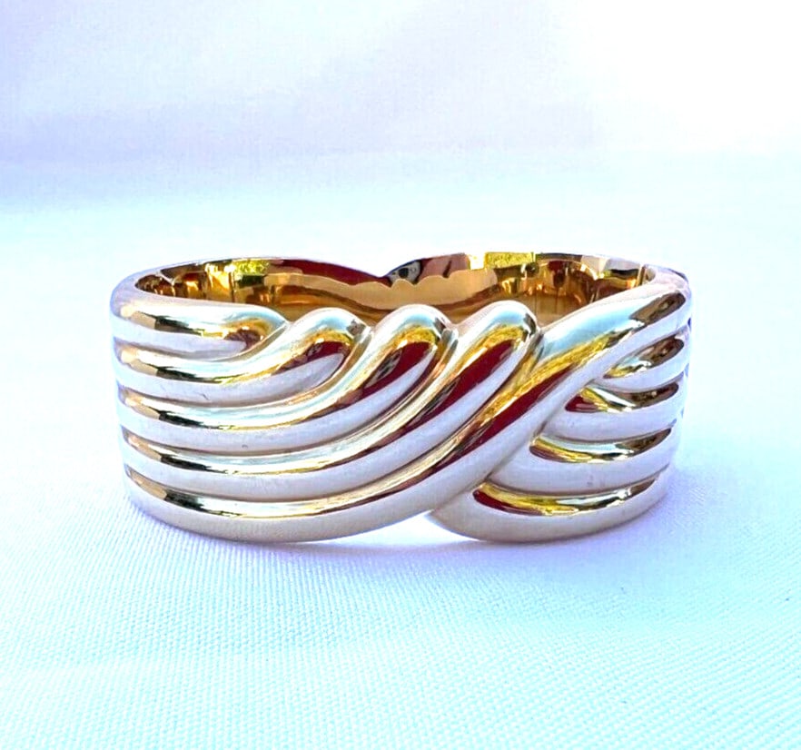 Elegant 14K Yellow Gold Hinged Bangle Bracelet 55.80g: Elegant 14K Yellow Gold Hinged Bangle Bracelet 55.80g This stunning 14K yellow gold hinged bangle bracelet showcases a polished finish, reflecting exquisite craftsmanship and design. Weighing 55.80 gr