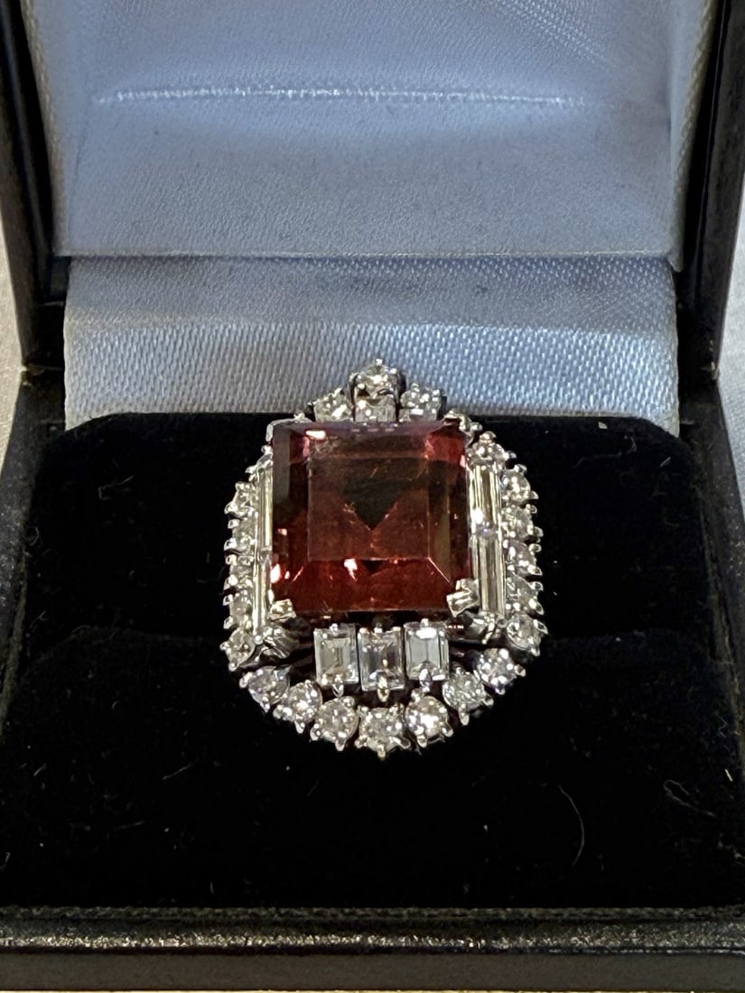 Stunning 18K White Gold Tourmaline Diamond Ring 7.50ct: Stunning 18K White Gold Tourmaline Diamond Ring 7.50ct This stunning 18K white gold ring features a captivating tourmaline at its center, complemented by sparkling GVS diamonds. The main stone, a tour