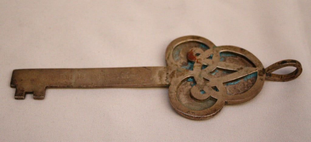 Tony Curtis Acapulco City Key Silverplate 1986 Memorabilia: Tony Curtis Acapulco City Key Silverplate 1986 Memorabilia This striking silverplate key, a unique piece of memorabilia, was presented to the legendary actor Tony Curtis by the Mayor of Acapulco, Mexi