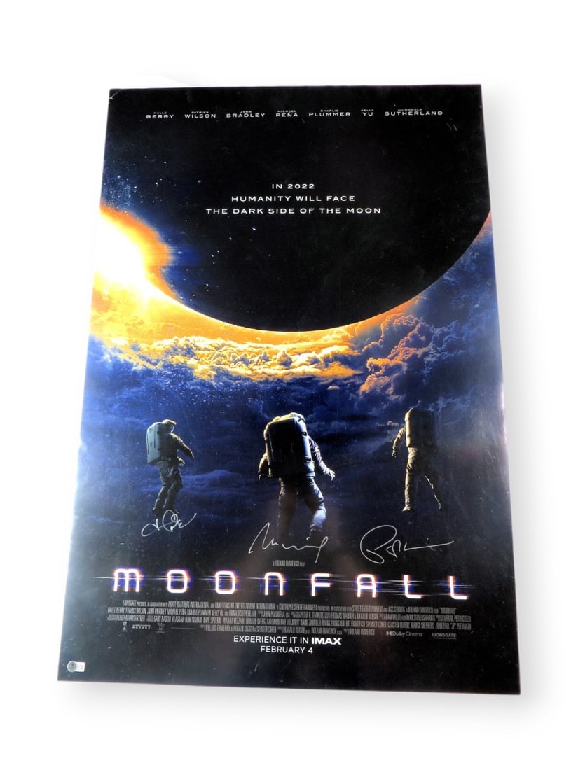Moonfall Autographed Poster 27x40 Beckett Authenticated Halle Berry Wilson Emmerich: Moonfall Autographed Poster 27x40 Beckett Authenticated Halle Berry Wilson Emmerich This original 27" x 40" poster for the film "Moonfall" features multi signatures from acclaimed actors Halle Berry a