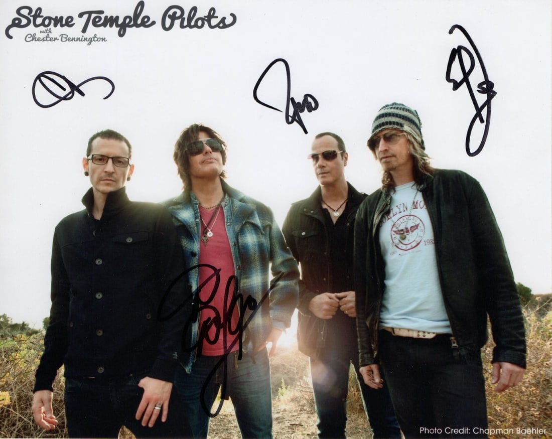 Stone Temple Pilots Chester Bennington Autographed Photo 8x10 JSA Certified: Stone Temple Pilots Chester Bennington Autographed Photo 8x10 JSA Certified This is an original 8x10 photograph of the iconic band Stone Temple Pilots, featuring the signature of Chester Bennington. T