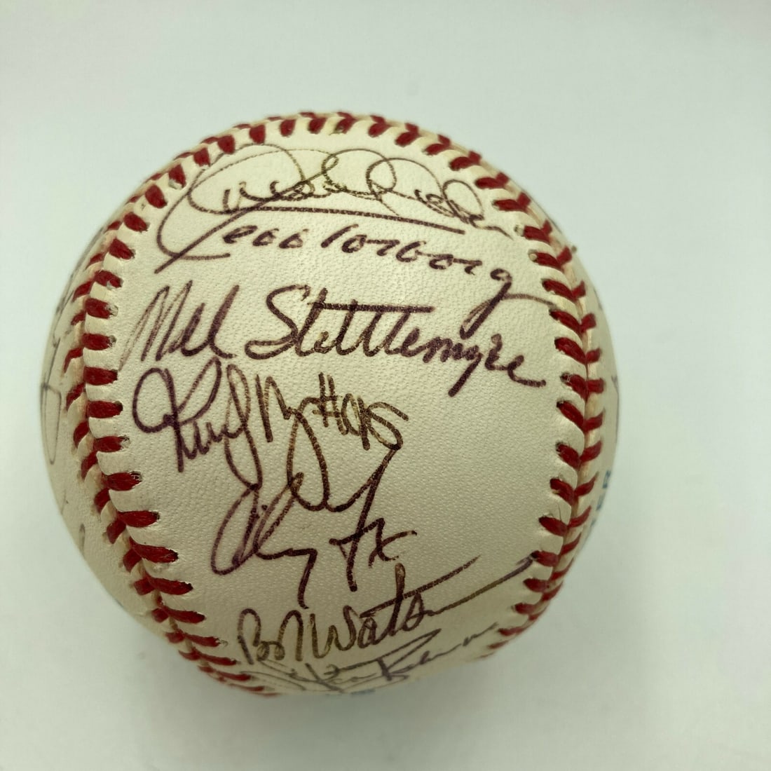 1996 New York Yankees Team Signed Baseball with Derek Jeter JSA COA: 1996 New York Yankees Team Signed Baseball with Derek Jeter JSA COA Celebrate the iconic 1996 New York Yankees World Series Championship with this team-signed baseball. This collectible features 28 si