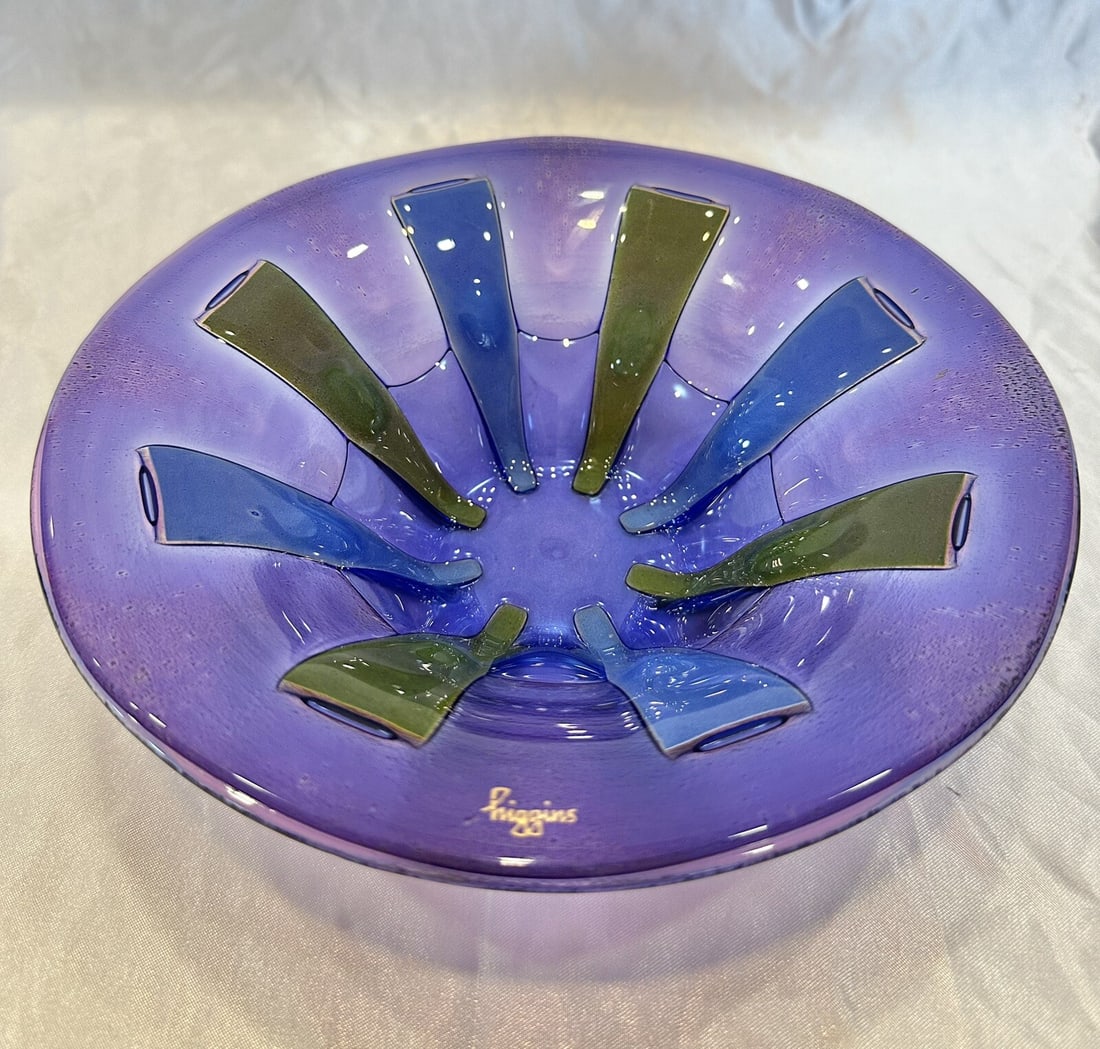 Higgins Mid-Century Art Glass Bowl Purple Green Signed 8.20 Inch: Higgins Mid-Century Art Glass Bowl Purple Green Signed 8.20 Inch Presenting a stunning Higgins art glass bowl from the mid-1900s, showcasing exceptional craftsmanship and design. This bowl features a