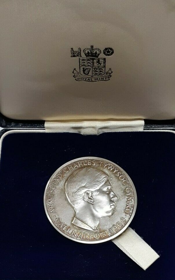 Sterling Silver 1969 Prince of Wales Investiture Medal with Presentation Case: Sterling Silver 1969 Prince of Wales Investiture Medal with Presentation Case This is a 1969 Investiture Medal commemorating H.R.H. Prince Charles as Prince of Wales. Struck in sterling silver, the me