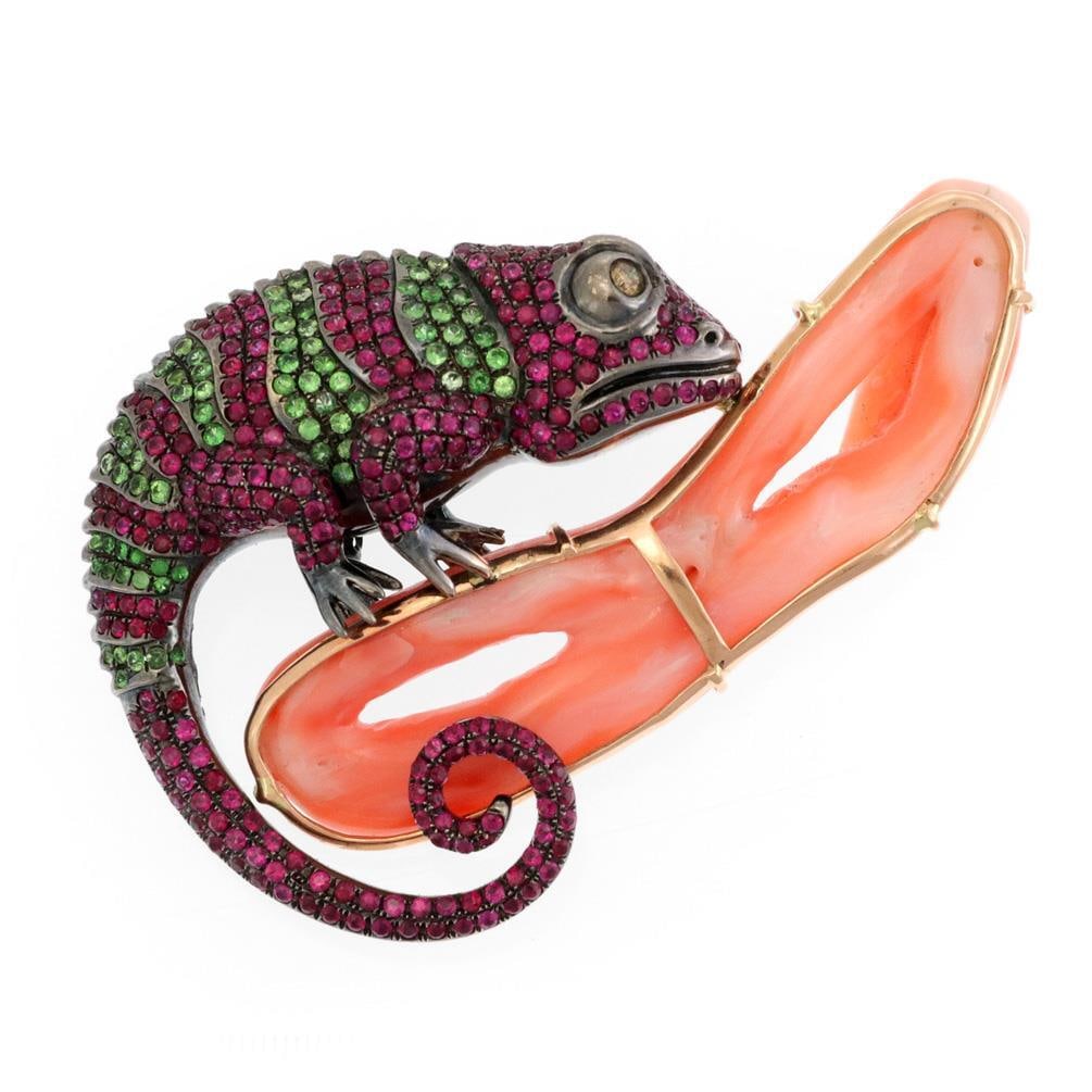 Estate 17ct Pink Sapphire Tsavorite Lizard Pendant in 18k Gold: Estate 17ct Pink Sapphire Tsavorite Lizard Pendant in 18k Gold Discover a stunning estate pendant, masterfully crafted from 18k yellow and black gold. This unique piece features a long coral branch fr